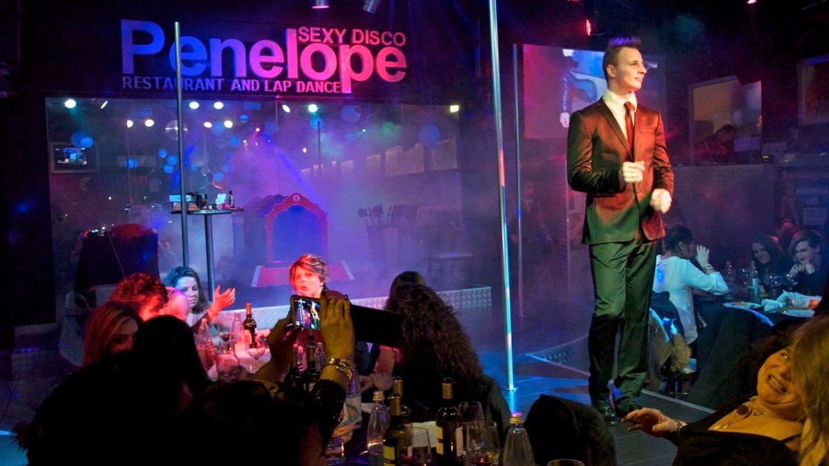 Addio al nubilato Pontedera al night club Penelope: gruppo di donne che ride e brinda, luci fucsia