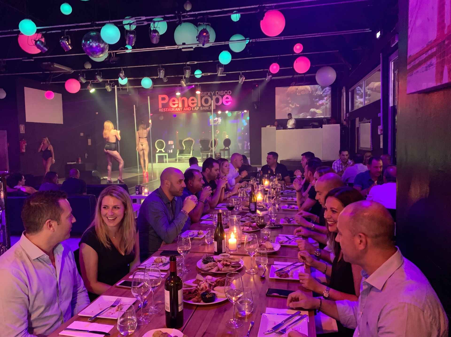 Sala riservata per cena aziendale Pontedera, tavolo elegante, gruppo di colleghi