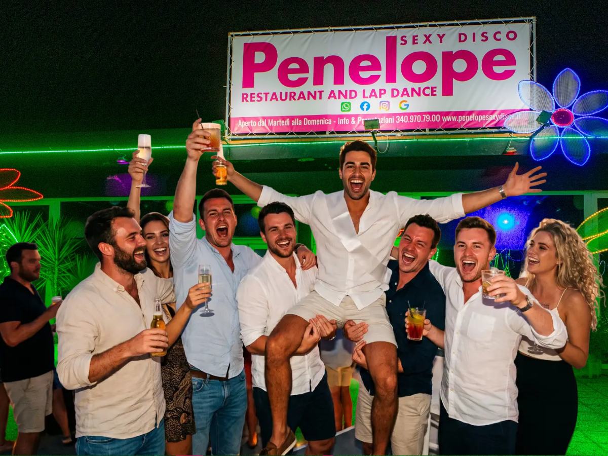 Performer sul palco, festeggiato al centro dell'attenzione, gruppo che applaude